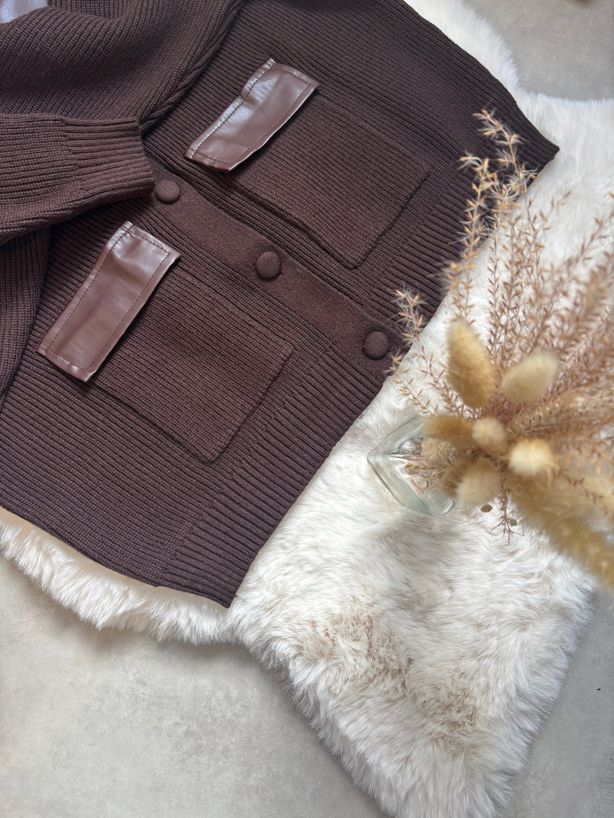 Cardigan marron chocolat à col et détails  en similicuir