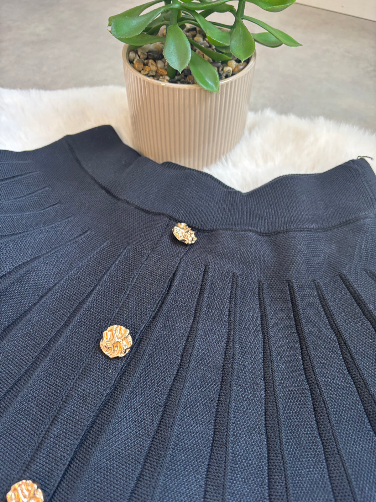 Ensemble Chic - Pull à boutons dorés & Jupe plissée