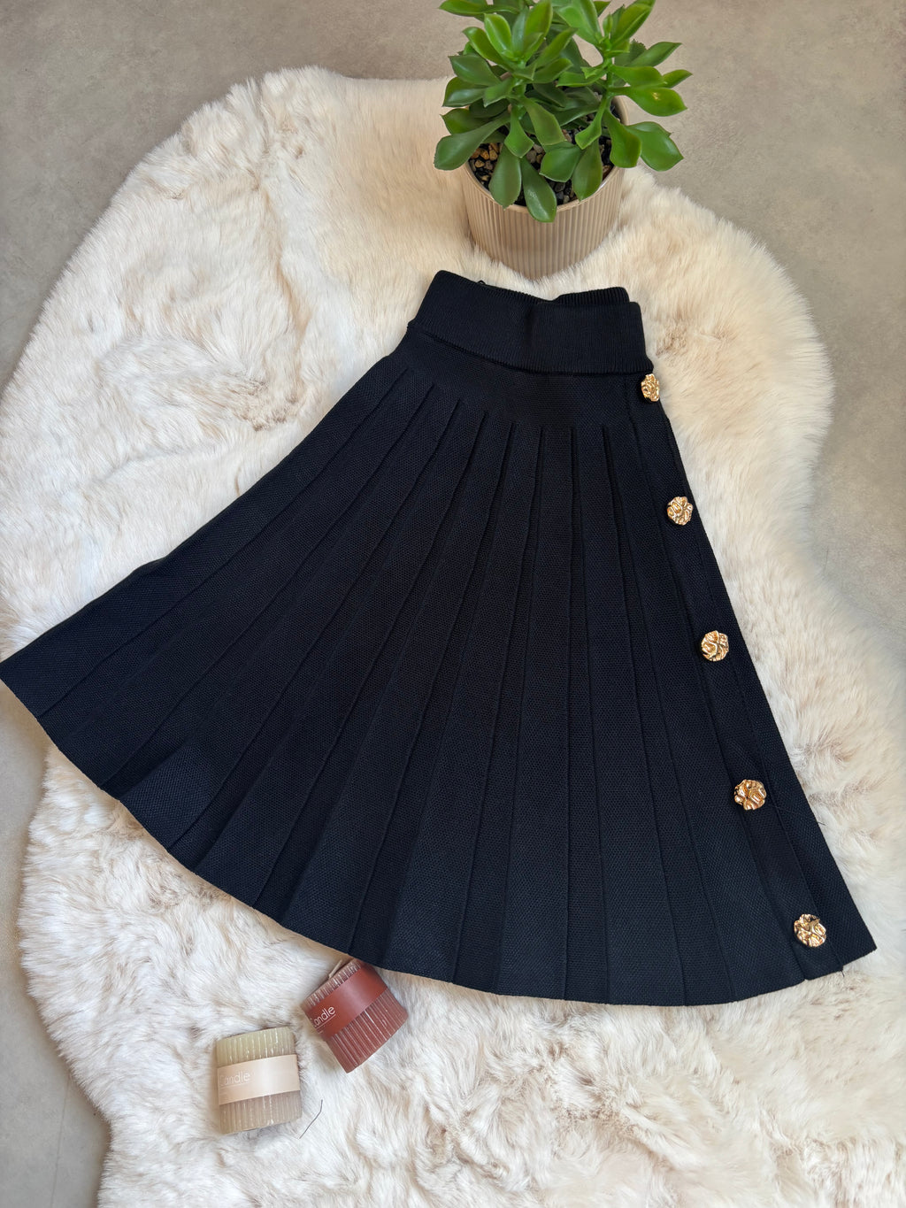 Ensemble Chic - Pull à boutons dorés & Jupe plissée