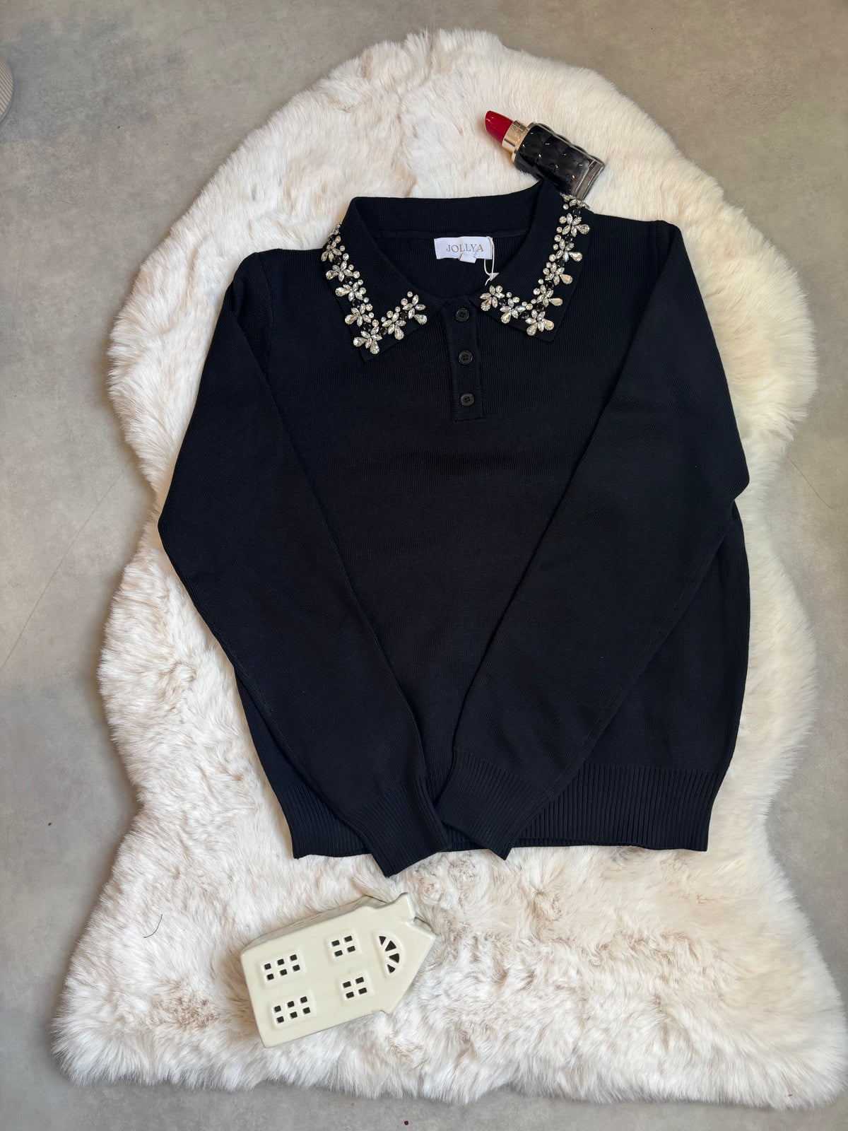 Pull noir à col chemise et motif floraux en strass