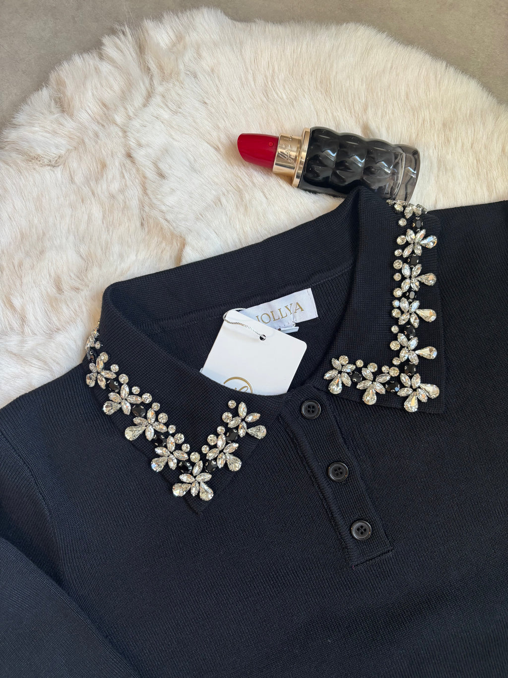 Pull noir à col chemise et motif floraux en strass