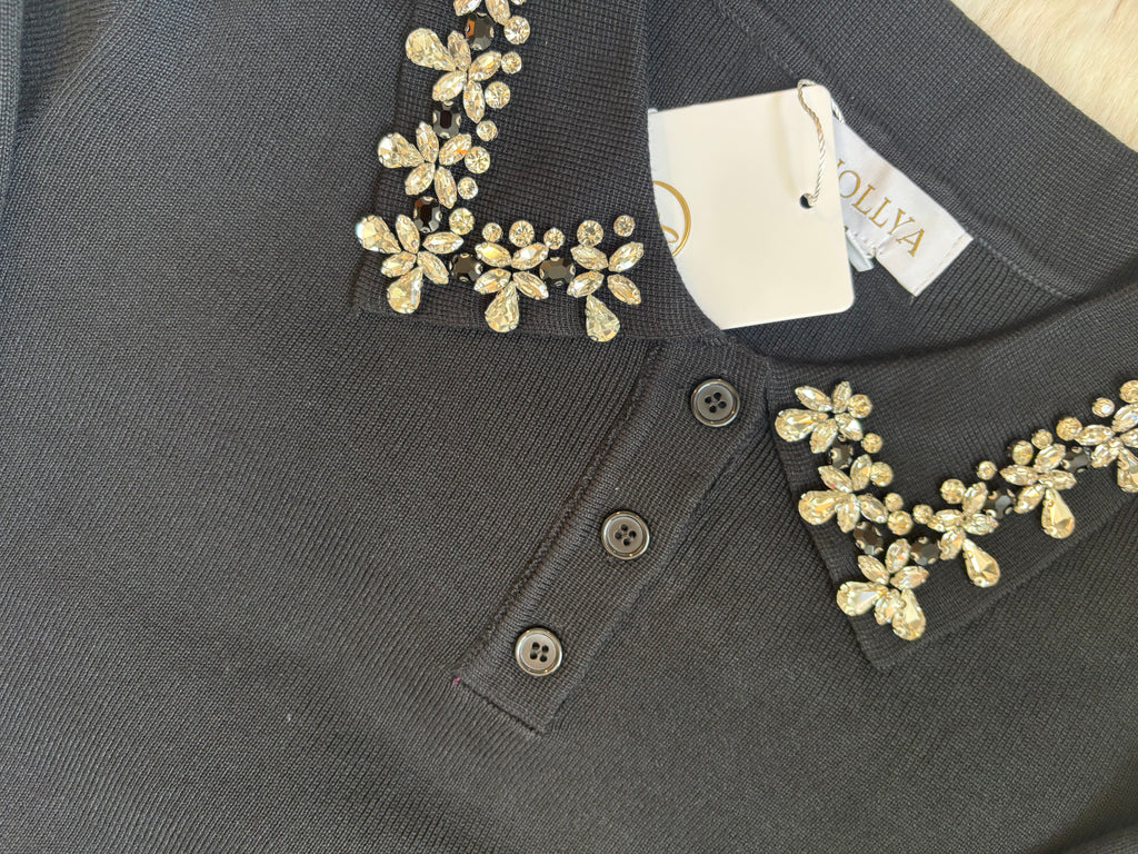 Pull noir à col chemise et motif floraux en strass