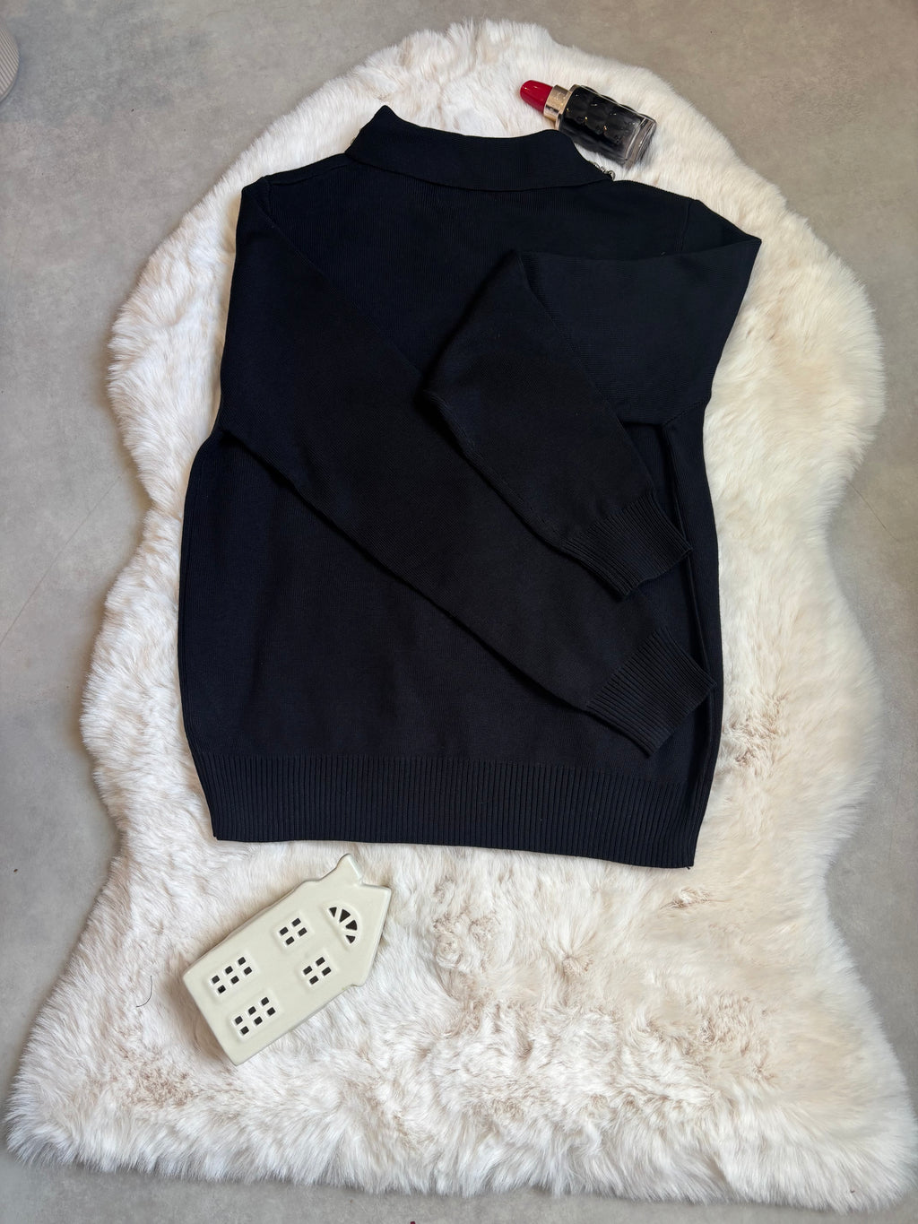 Pull noir à col chemise et motif floraux en strass