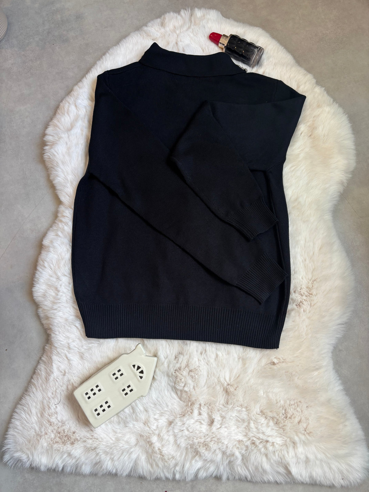Pull noir à col chemise et motif floraux en strass