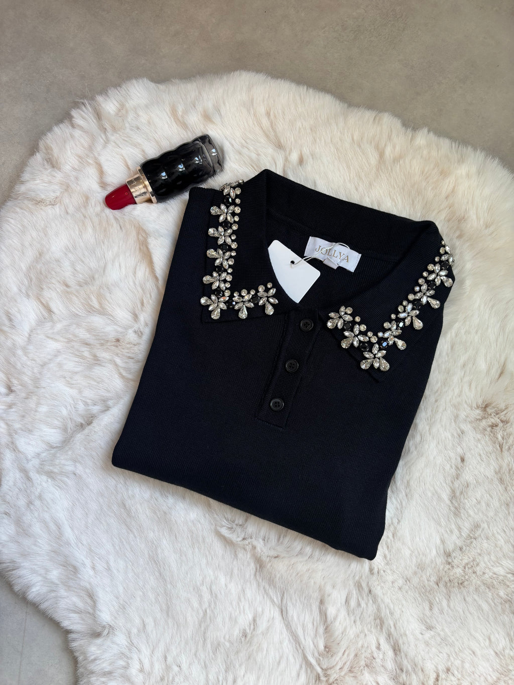 Pull noir à col chemise et motif floraux en strass