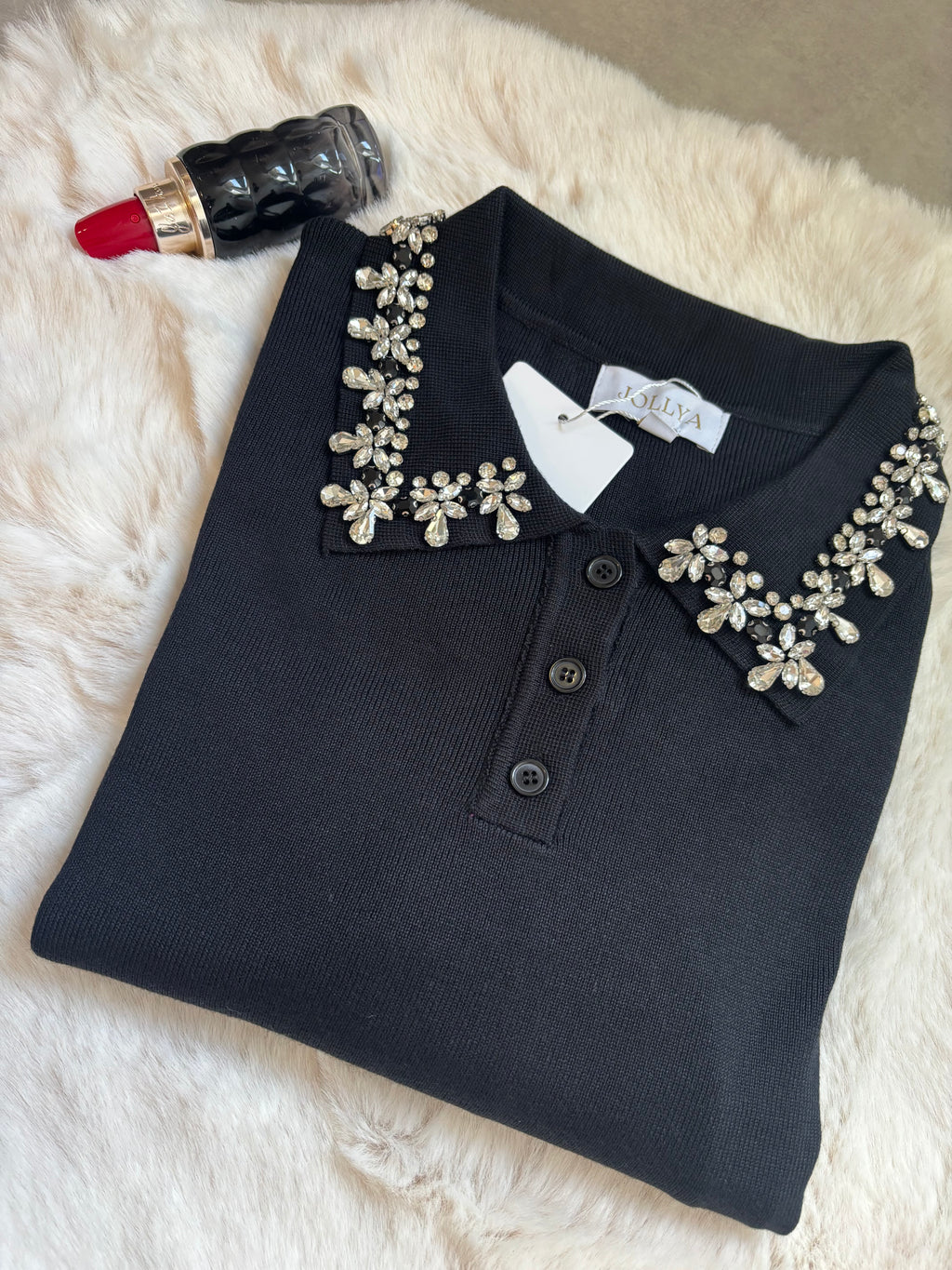 Pull noir à col chemise et motif floraux en strass