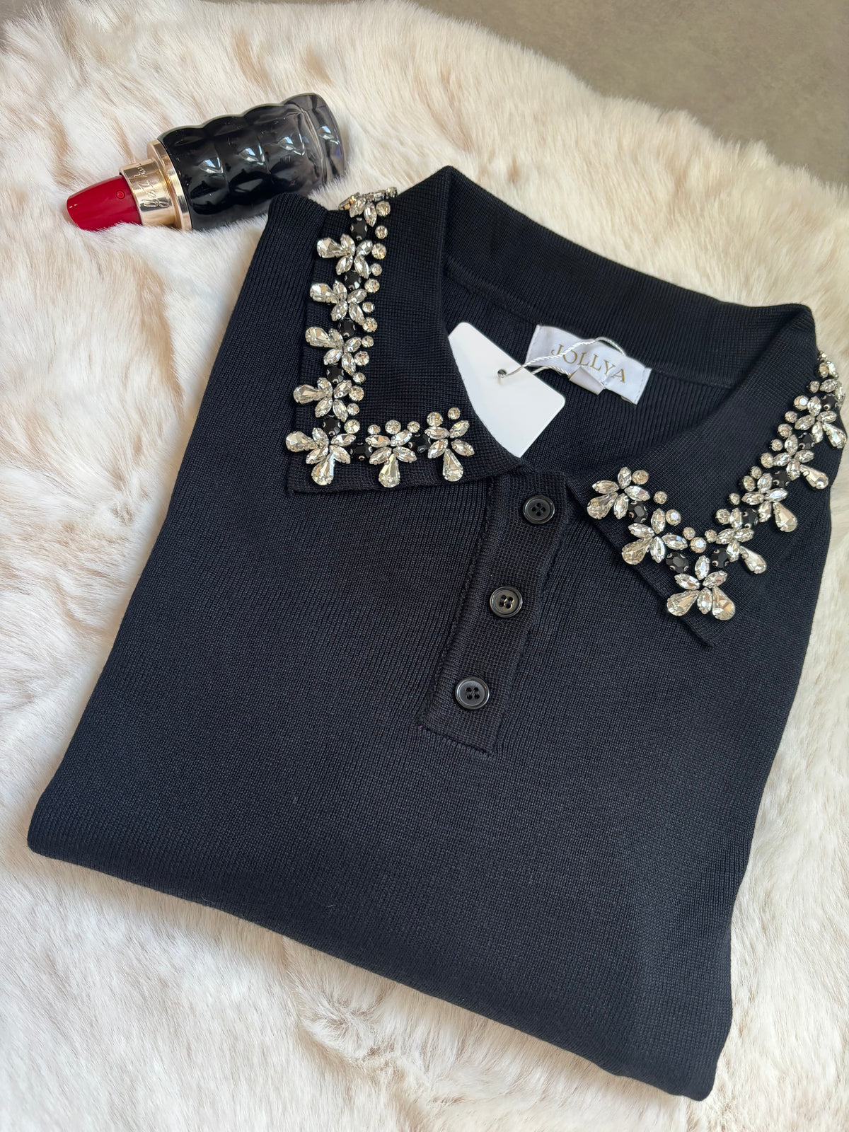Pull noir à col chemise et motif floraux en strass