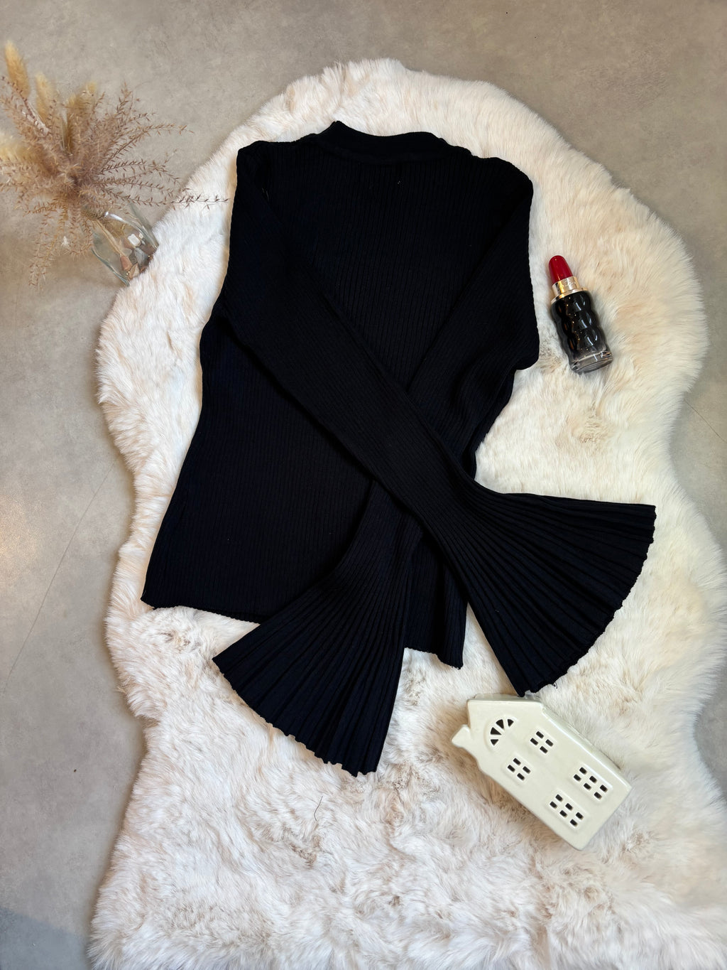 Pull noir en maille côtelée à boutons dorés et manches évasées