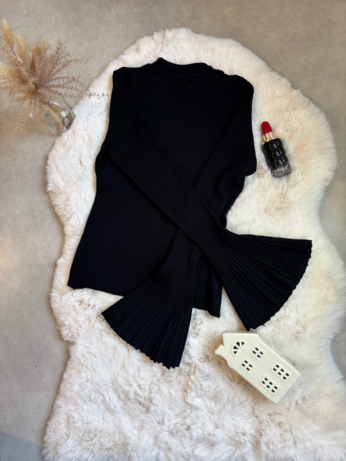 Pull noir en maille côtelée à boutons dorés et manches évasées