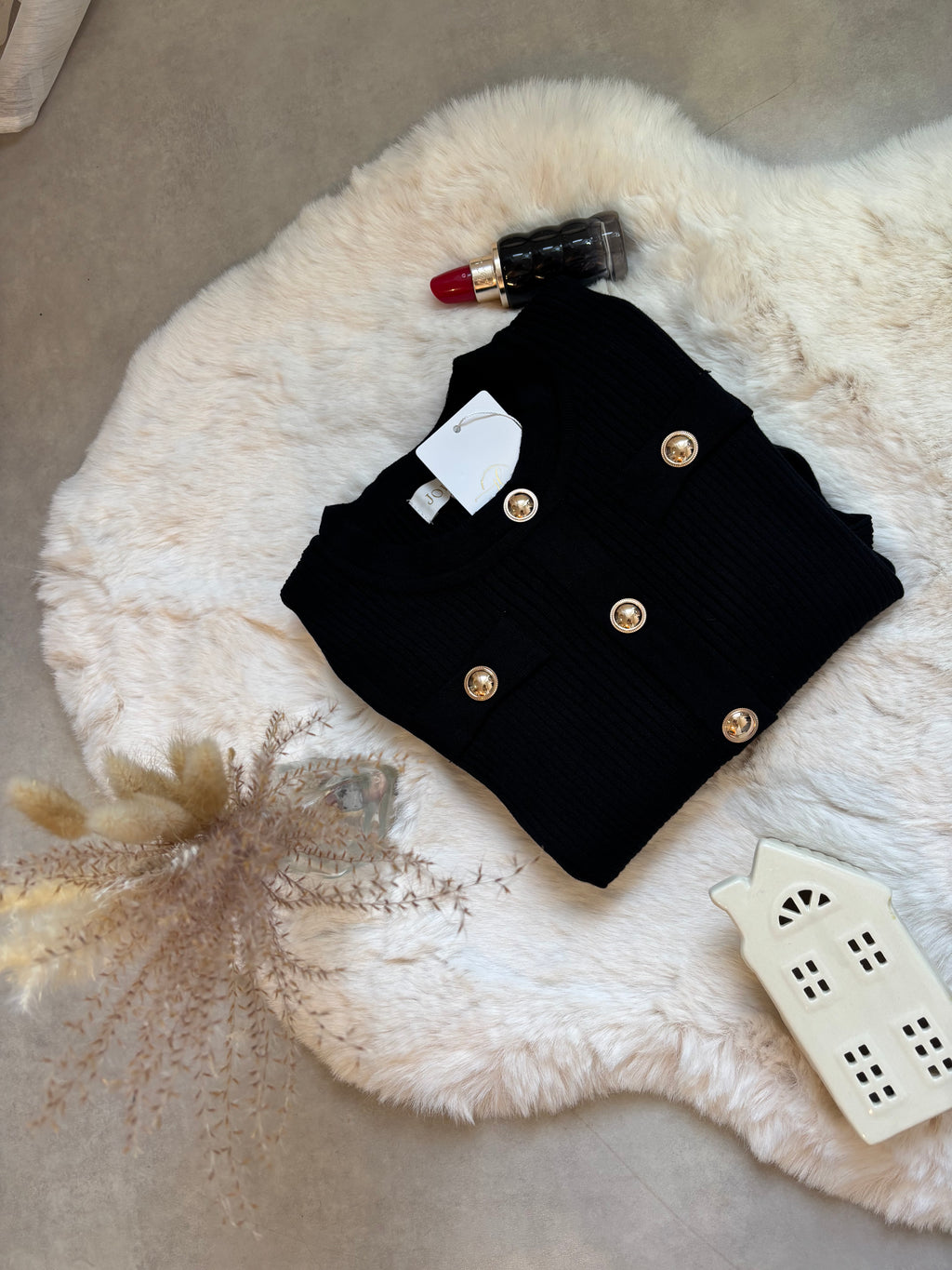 Pull noir en maille côtelée à boutons dorés et manches évasées