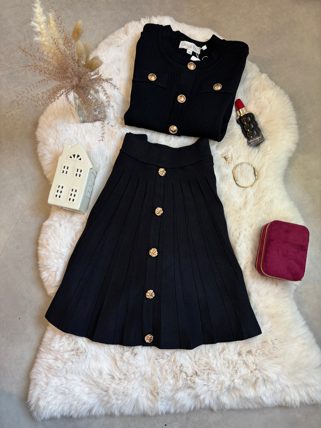 Ensemble Chic - Pull à boutons dorés & Jupe plissée