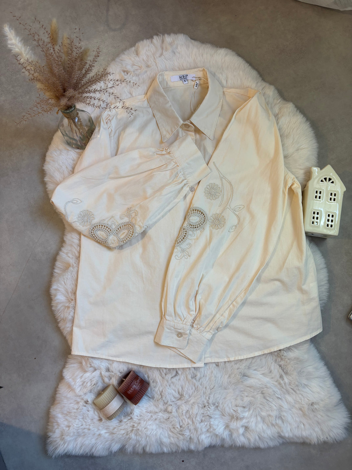 Chemise écrue à broderies anglaises et manches bouffantes