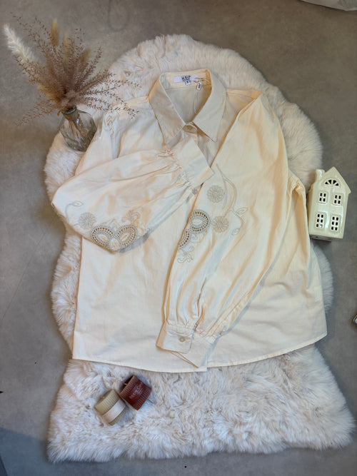Chemise écrue à broderies anglaises et manches bouffantes
