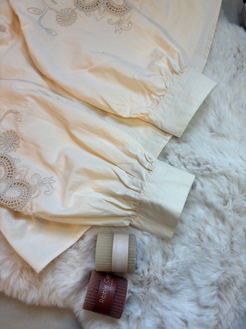 Chemise écrue à broderies anglaises et manches bouffantes
