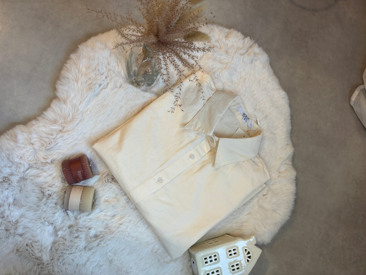 Chemise écrue à broderies anglaises et manches bouffantes