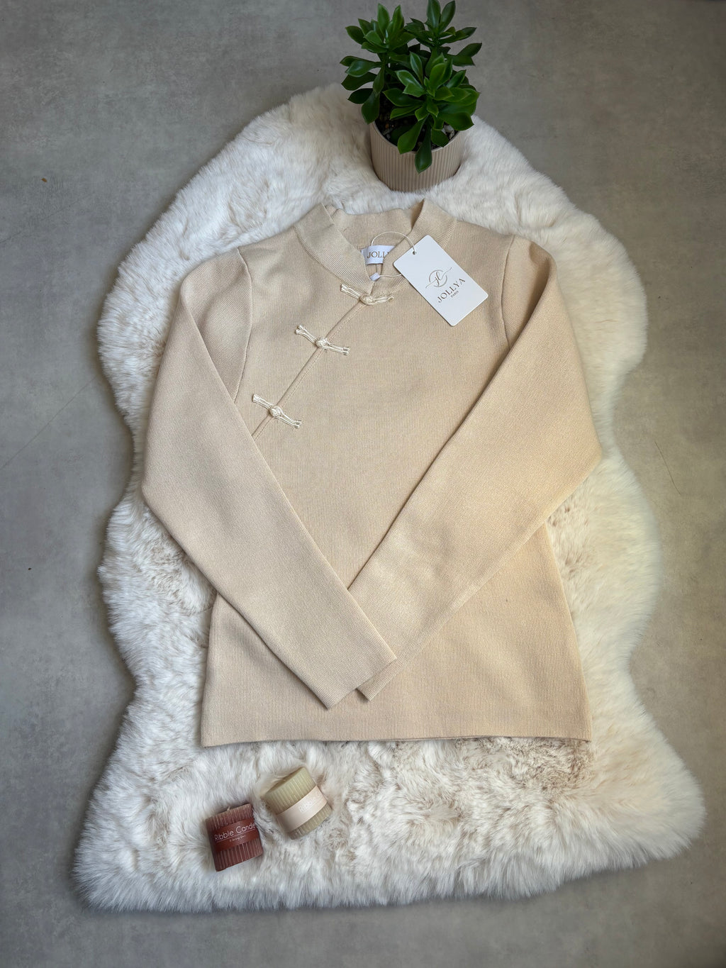 Pull col montant beige à nœuds brandebourgs