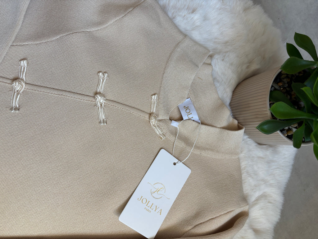 Pull col montant beige à nœuds brandebourgs