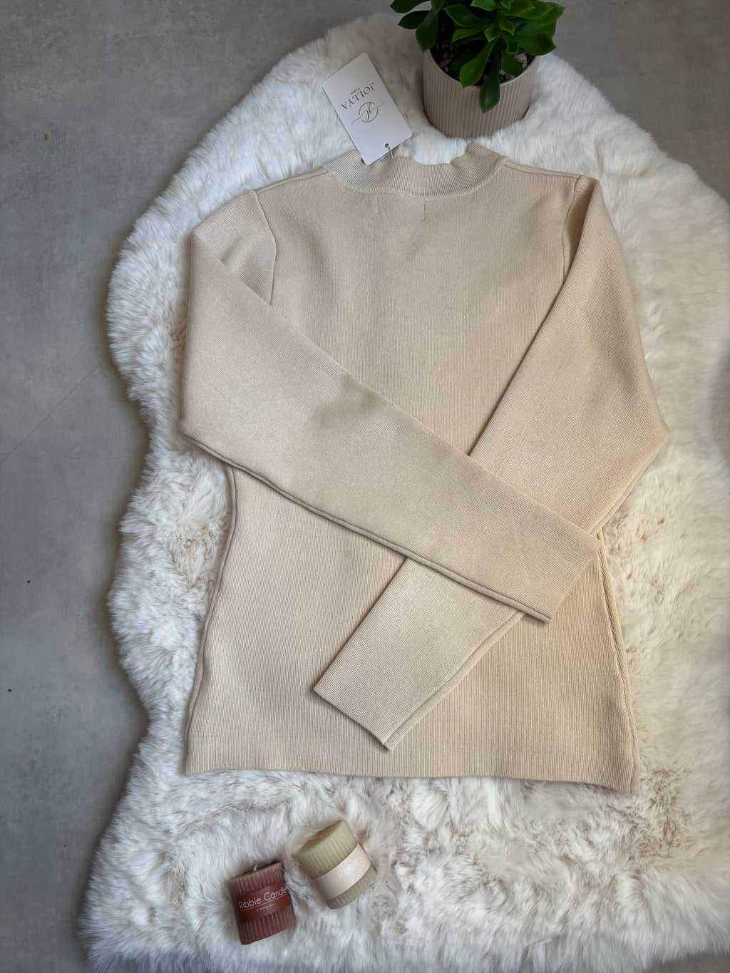 Pull col montant beige à nœuds brandebourgs