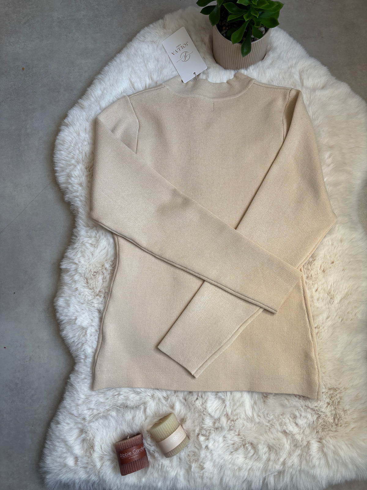 Pull col montant beige à nœuds brandebourgs