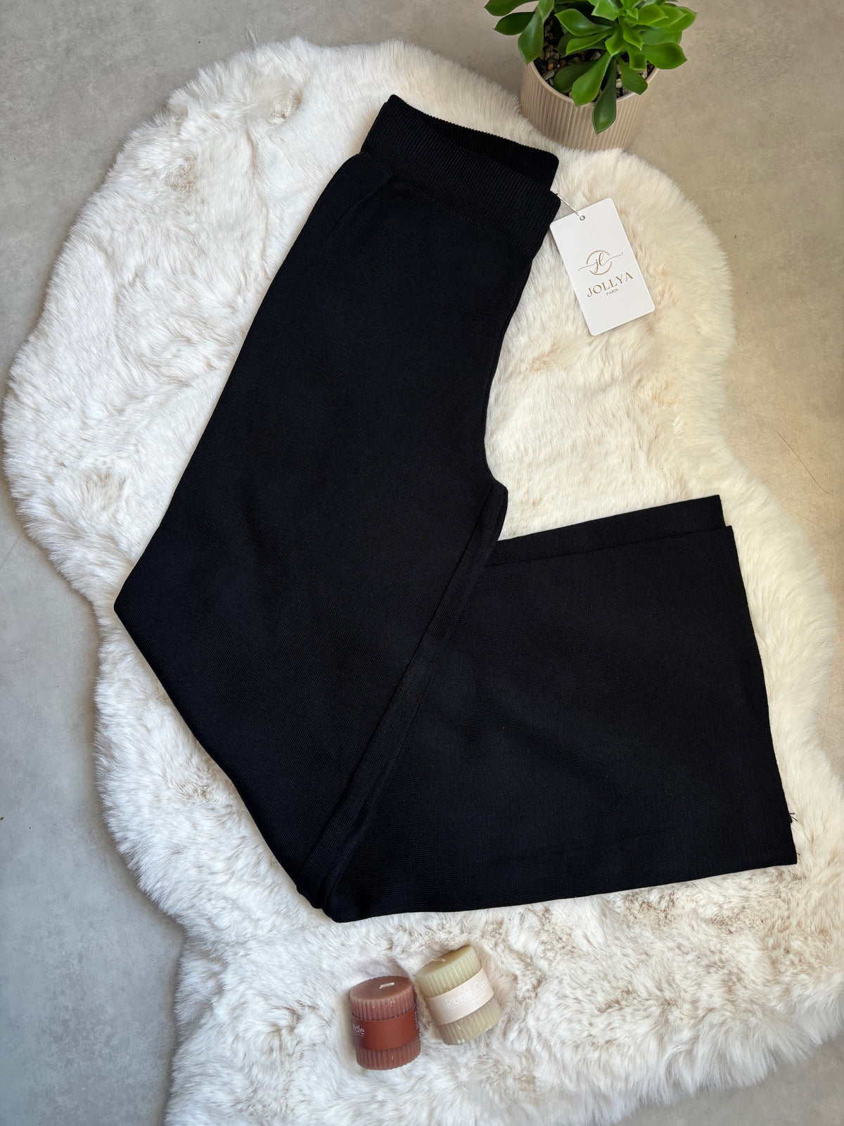 Ensemble chic en maille noire — Boutons dorés officier