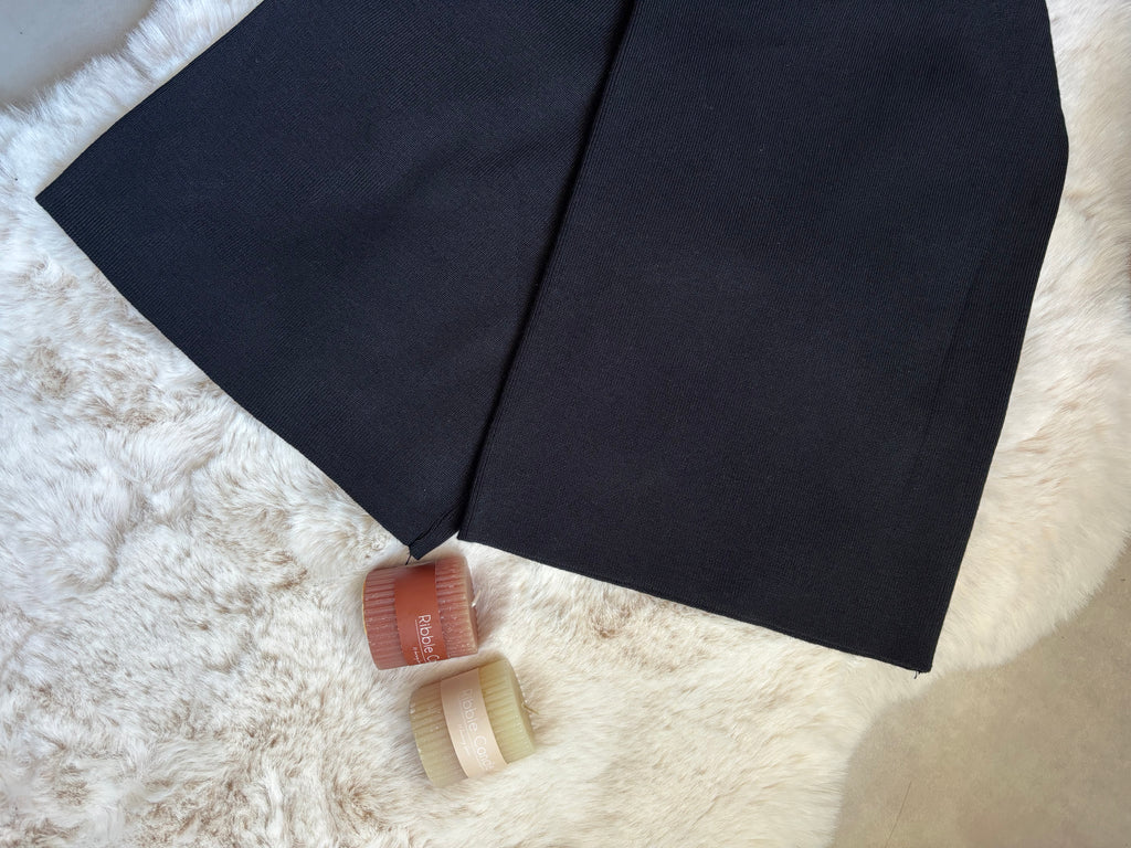 Ensemble chic en maille noire — Boutons dorés officier