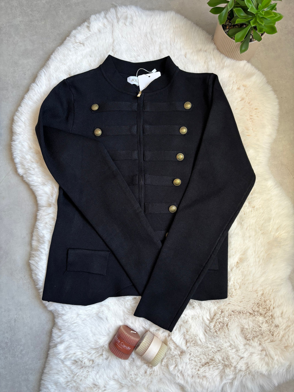 Ensemble chic en maille noire — Boutons dorés officier