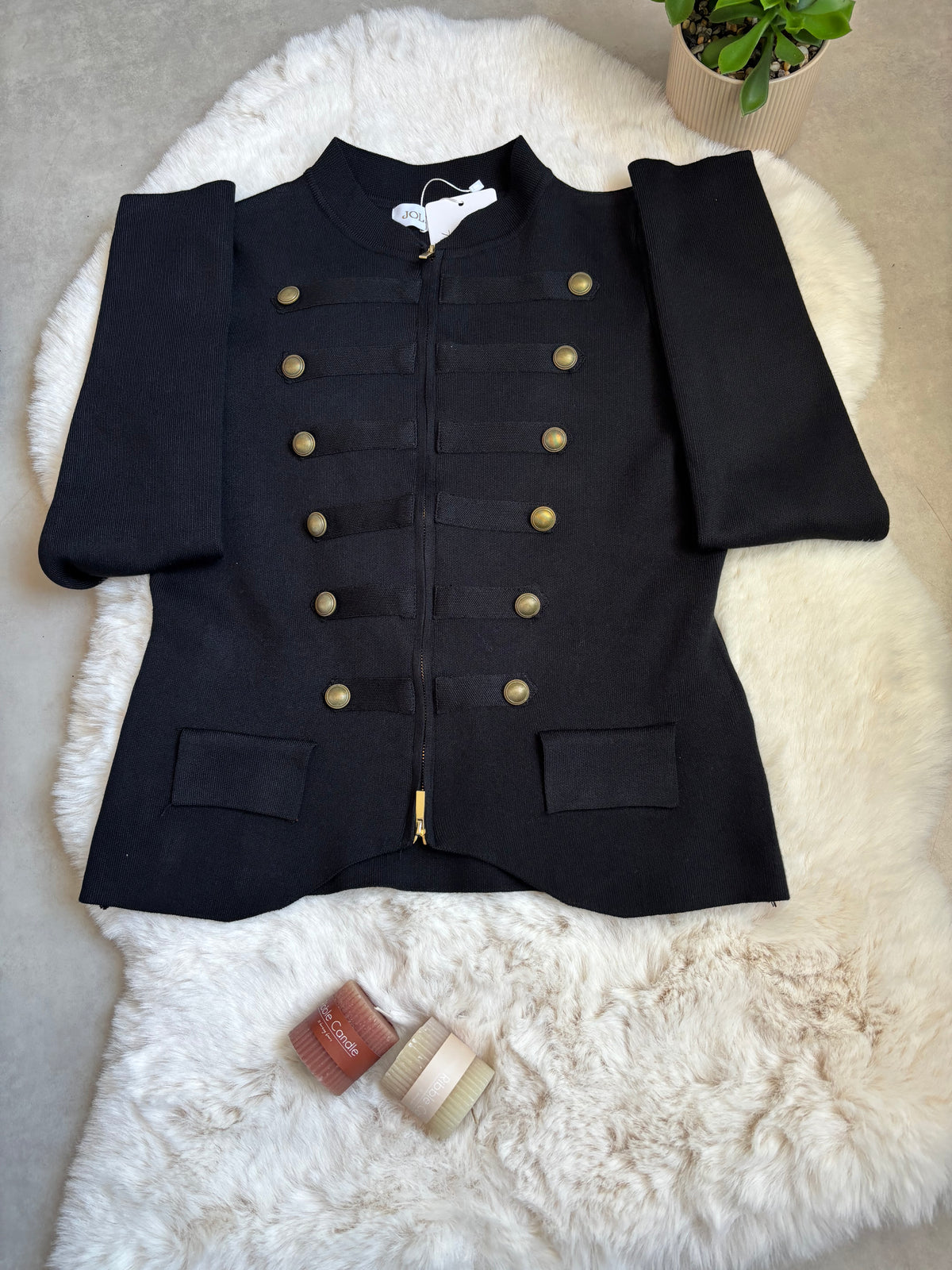 Ensemble chic en maille noire — Boutons dorés officier