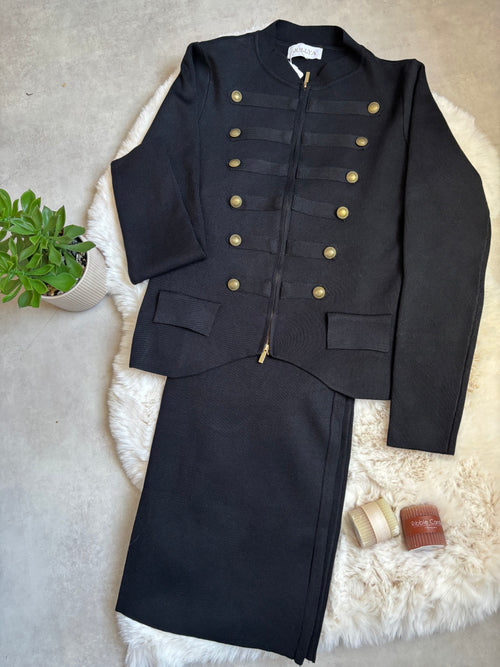 Ensemble chic en maille noire — Boutons dorés officier